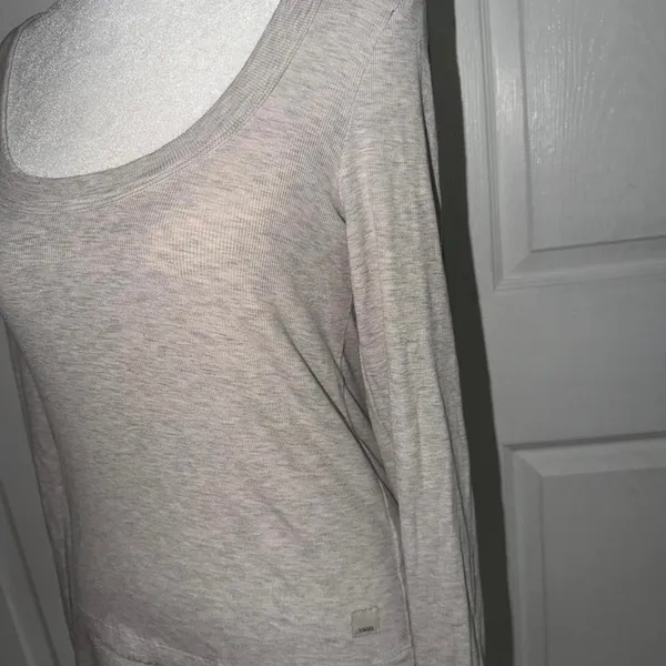 Vuori Long Sleeve Pose Scoop Tee Size Large Heather Gray NWOT - Image 2