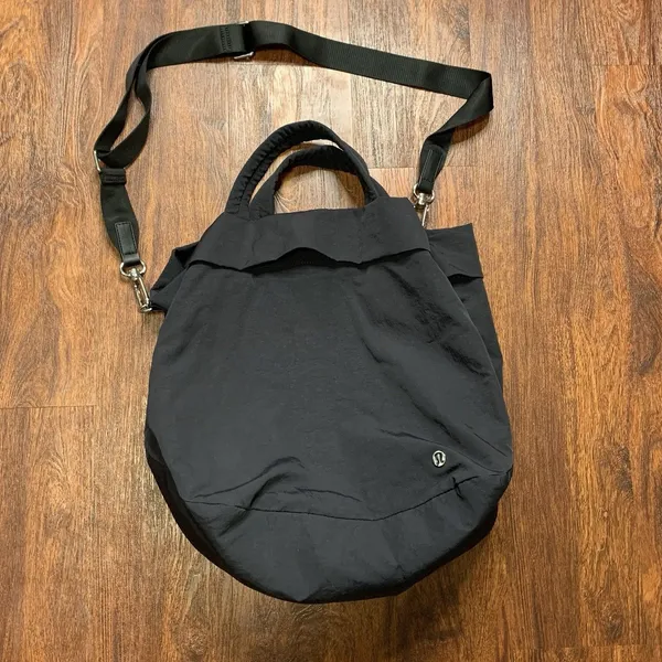 Lululemon On My Level Bag 2.0 19L Black Tote Crossbody Gym Travel Athleisure - Image 3