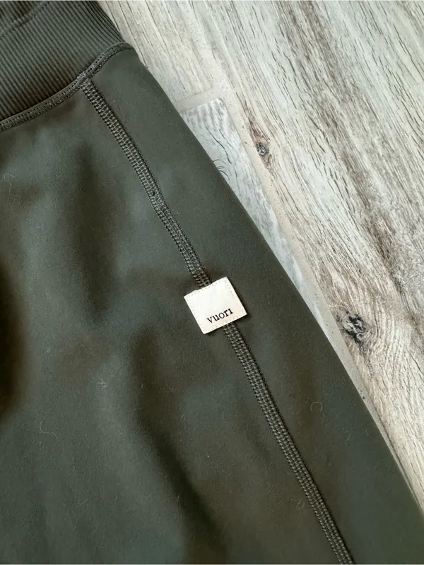 VUORI Drawstring Waist DAILY JOGGERS in Oregano Olive Green Large - Image 7