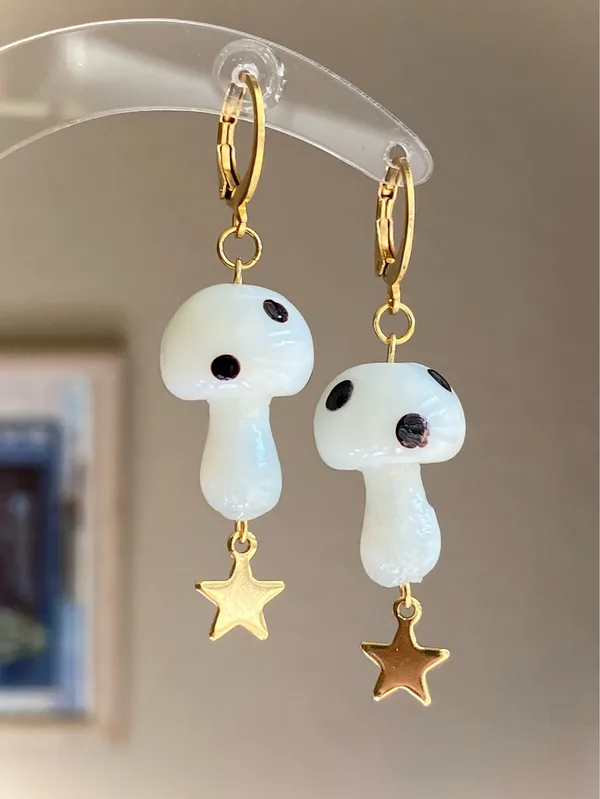 Handmade Kawaii Y2k lampwork glass mushroom & star dangle earrings🍄⭐️ - Image 3