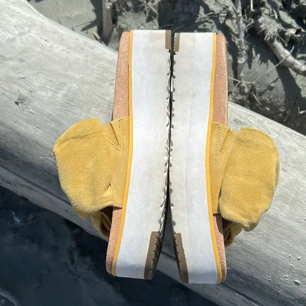 UGG Yellow Bow Platform Sandals Size 6.5 - Image 9