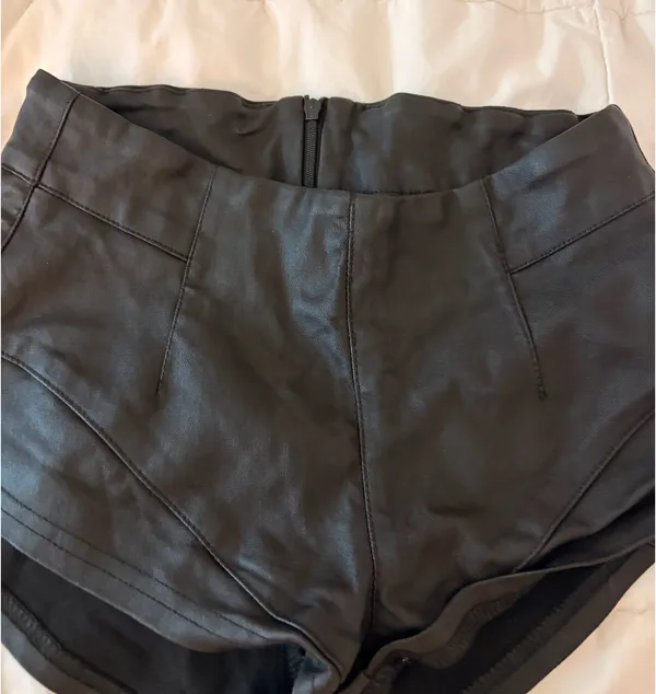 Mini shorts amazon leather  - Image 3