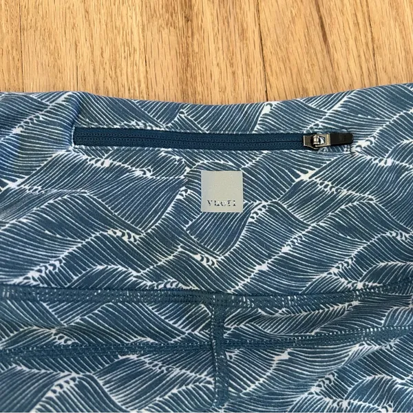 Vuori Pace High Rise Printed Leggings in Navy Wave blue crop size large - Image 4