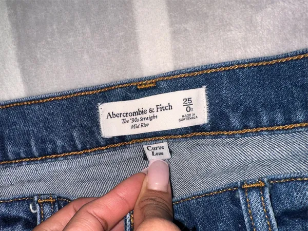 Abercrombie & Fitch- Curve Love Mid Rise 90s Straight Jean - Image 4