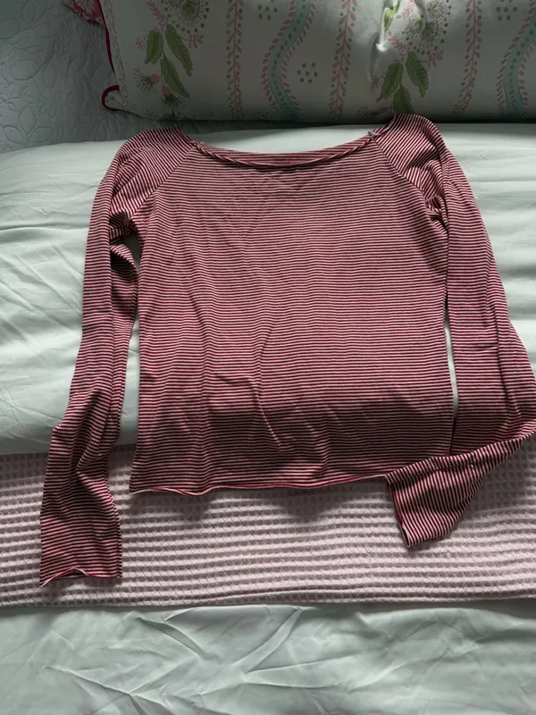 Brandy Melville Women's RED and WHITE long sleeve - Image 4