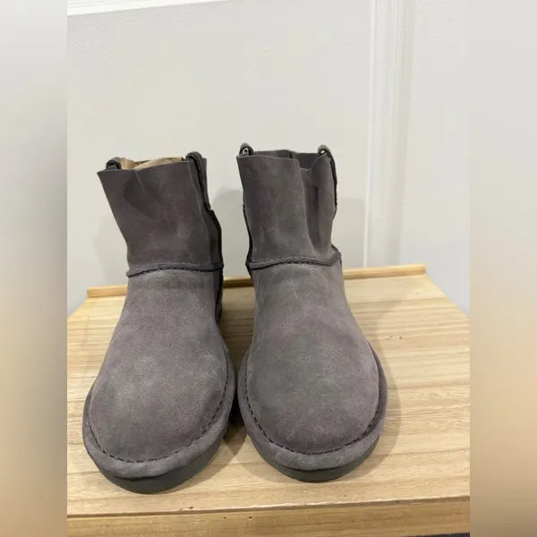 UGG Classic Mini Ankle Boots Womens 7 Gray Suede Shearling Lined Cozy - Image 2