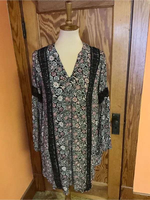 Knox Rose Floral Boho Tunic Dress Medium Black Bell Sleeve Crochet Trim Festival - Image 8