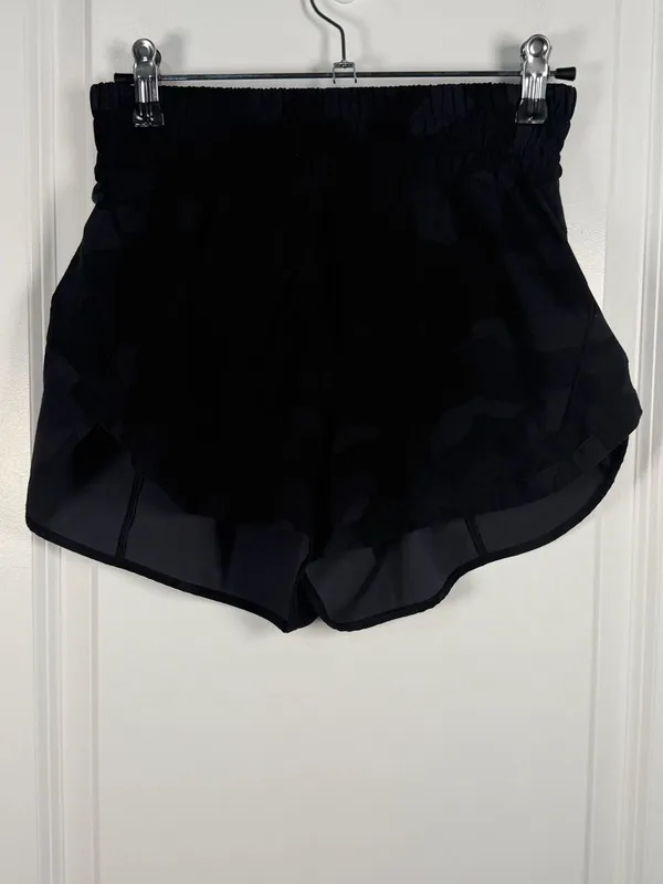 Lululemon Hotty Hot High-Rise Short 4" in Heritage 365 Camo Deep Coal Multi Blac - Image 2