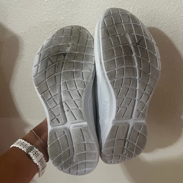 OOFOS OOmg Sport Low recovery slip-on shoes in white US9 / 40 - Image 5