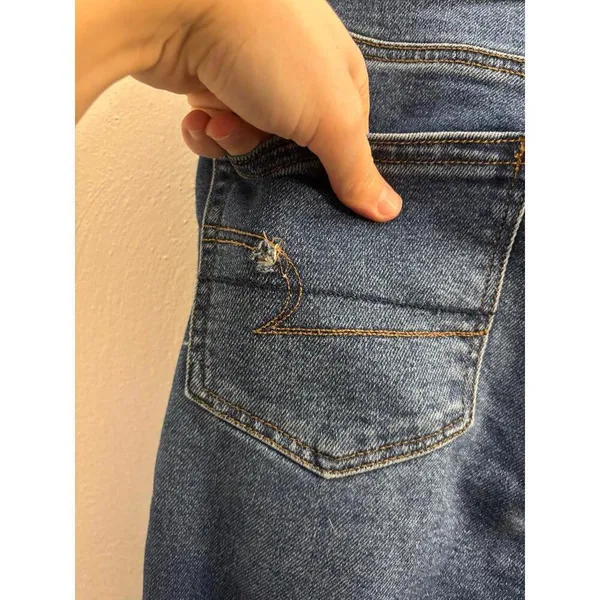 American Eagle Destroyed Mom Jean Size 6 - Image 3