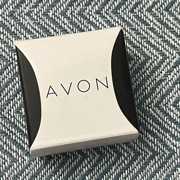 Avon Elegant Gold Tone and rhinestone Women's Ring - Image 10