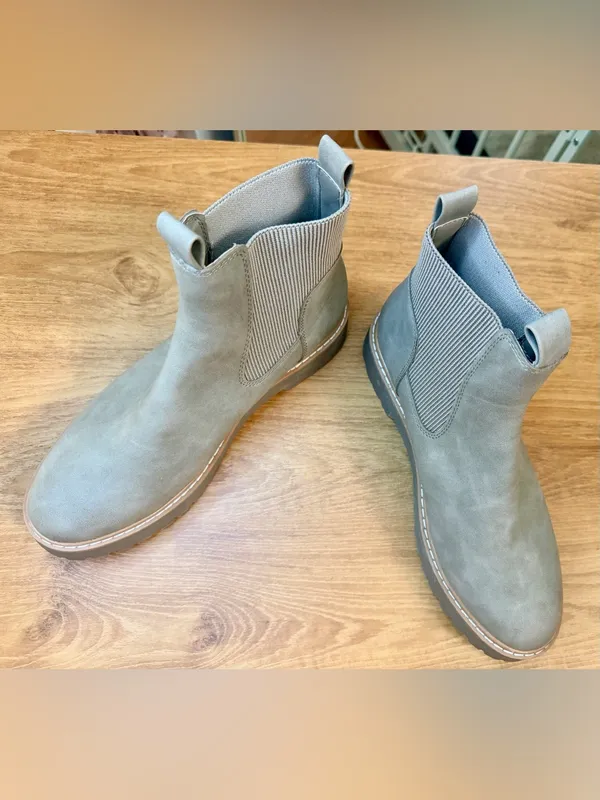 Dolce Vita Leigha Chelsea Ankle Boots – Light Grey / Stone Faux Leather Size 9 - Image 3