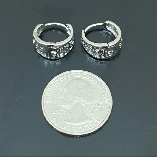 925 Signed Sterling Silver Flower Filigree Huggie Mini Hoop Earrings 3g. - Image 9