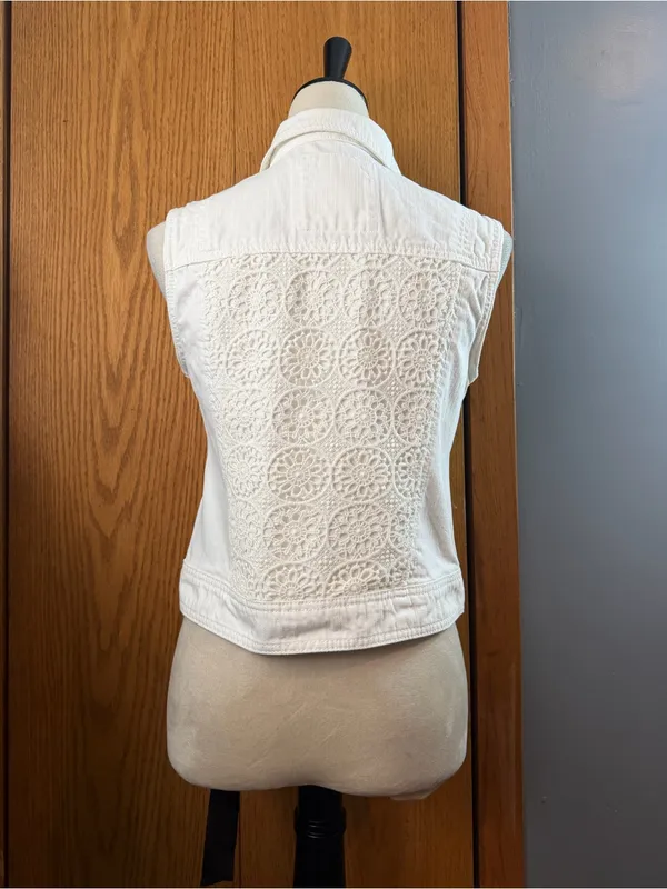 Mudd White Denim Crochet Lace Back Button Vest Size Medium 100% Cotton - Image 7