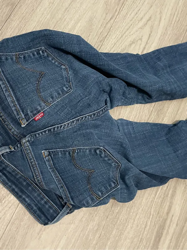 Levi's Women's Skinny Jeans in Medium Dark Blue - Image 3
