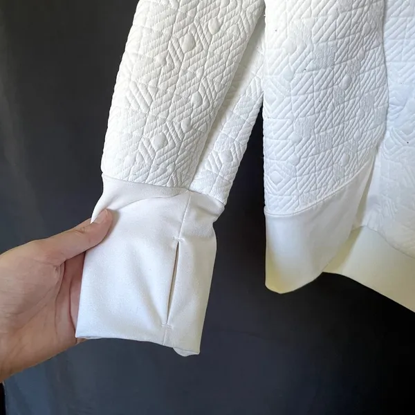 Athleta white quilted pattern cowl‎ neck sweater kangaroo pocket women's L - Image 4
