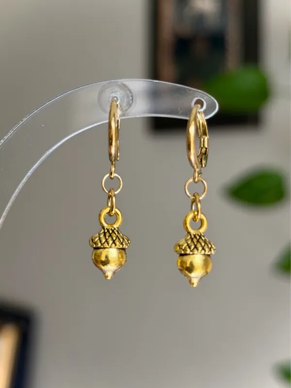 Handmade antique gold tone acorn cute fairy vintage style dangle earrings🍂🐿🍃 - Image 2