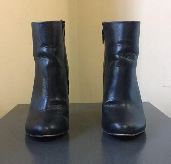Kurt Geiger CARVELA Vegan Leather Black Side Zip Gold Metal Trim 3.75” Block Heel Boots EUC 6 - Image 4