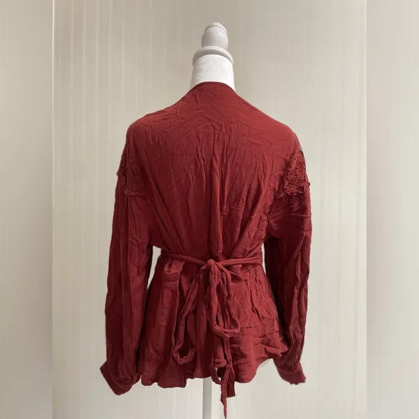 TORRID Crinkle Gauze Lace Inset Surplice Top Tie Wrap in Madder Brown Size 1 - Image 7