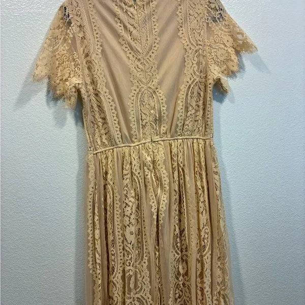 Chic Lace Maxi Dress in Cream - Image 5