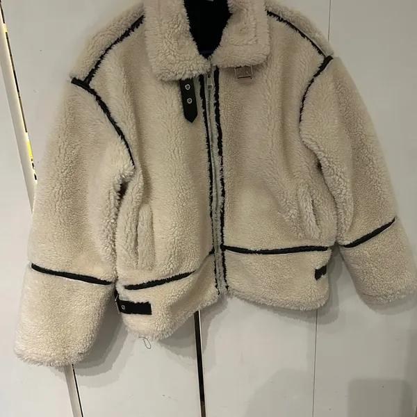 Elegant Cream Sherpa Jacket Black - Image 3