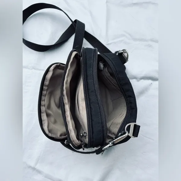 Spacious BAGGALLINI crossbody🖤🖤 - Image 2