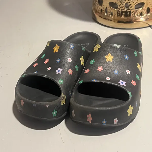 Girls’ Platform Flip-Flops – Size 13 Cute and stylish girls’ platform flip-flops in size 13. They have been gently used and are still in good overall condition. Please see the photos for details and minor signs of wear. Perfect for everyday wear, summer outfits, or casual occasions. 👡✨ - Image 5