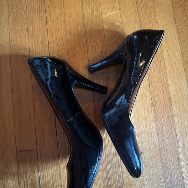Sofft Classic Black Patent Leather Heels, Size 8.5 - Image 4