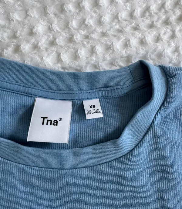 Aritzia Cropped T Shirt - Image 3