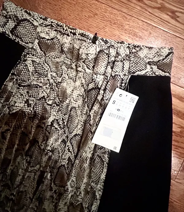 Zara BASIC NWT TRENDY NWT BLACK/front snake print pleated midi skirt S - Image 7