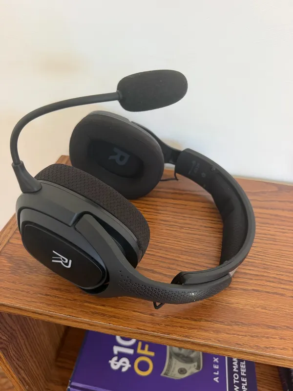 Wireless Gaming Headset with Detachable Microphone – RGB LED - Image 3