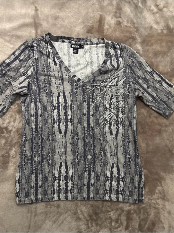 DKNY Top Women’s Size M Gray & White Pattern V‑Neck Tee with Beaded Embroidery - Image 5