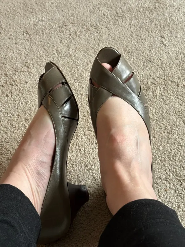 Vintage Evan Picone taupe peep toe women's pump heels retro made in Italy size 9 - Image 2