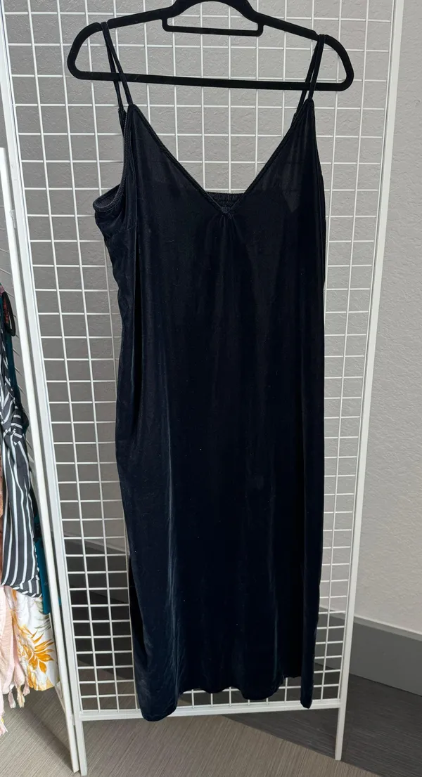 Velvet Dress With Elastic Back And Slit - Image 2
