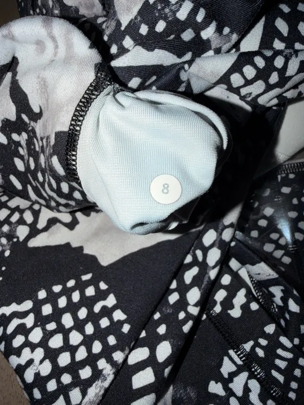 Lululemon Black & White Patterned High-Rise Leggings Size 8 - Image 7