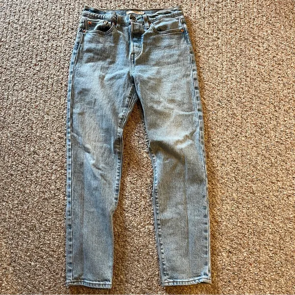 Levi’s Wedgie straight skinny leg light wash jeans women’s size 28 inseam 27” - Image 3