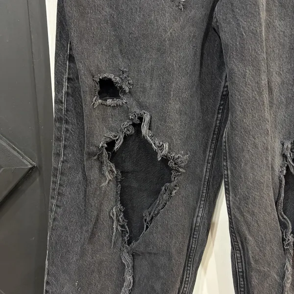 H&M Women’s Black Baggy Fit Distressed Ripped Jeans 30 Waist Frayed Hem - Image 4
