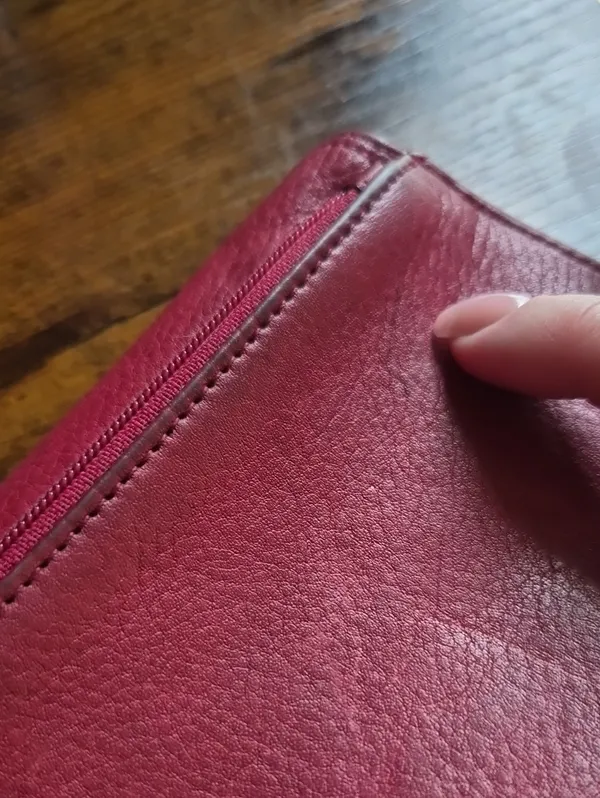 Vintage Red Leather Fossil trifold wallet - Image 11