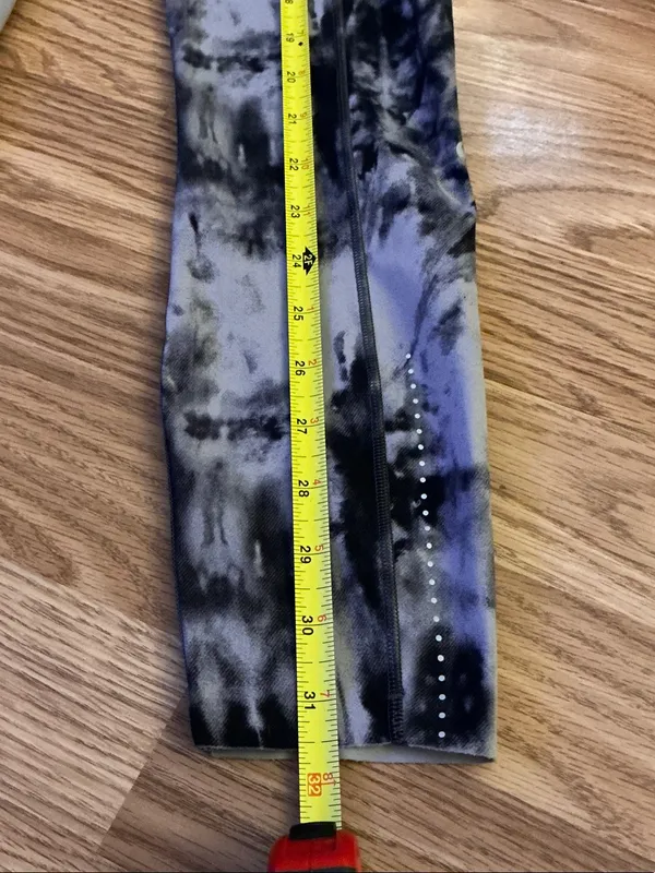 lululemon athletica Black & Gray Tie-Dye Capri Leggings Size 4 - Image 5