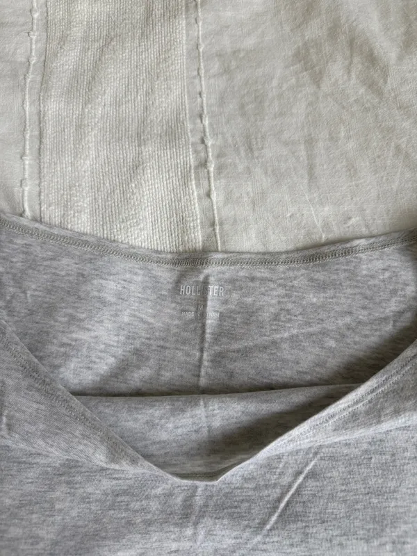 Hollister off the shoulder relaxed t shirt in light heather grey NWOT - Image 4