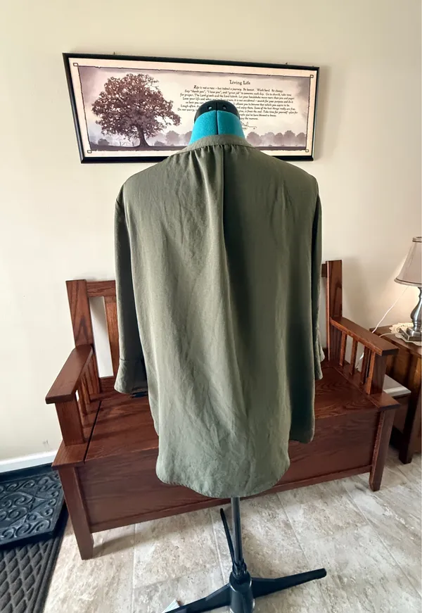 Maurices Army Green Solid V-Neck 3/4 Sleeve Woven Polyester Blouse Women's L - Image 3
