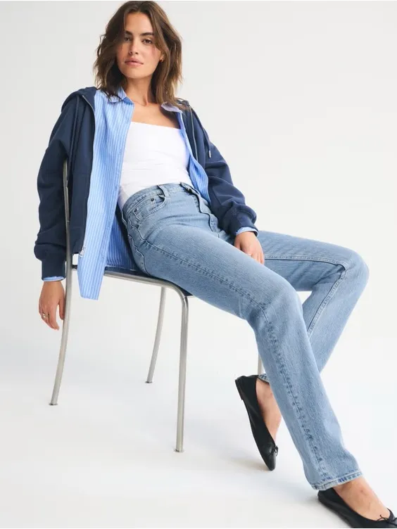 Abercrombie & Fitch Ultra High Rise 90s Straight Jean in Medium Blue Size 4 - Image 2