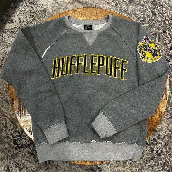 Harry Potter Wizarding World Universal Studios Hufflepuff Sweatshirt Size Small - Image 7