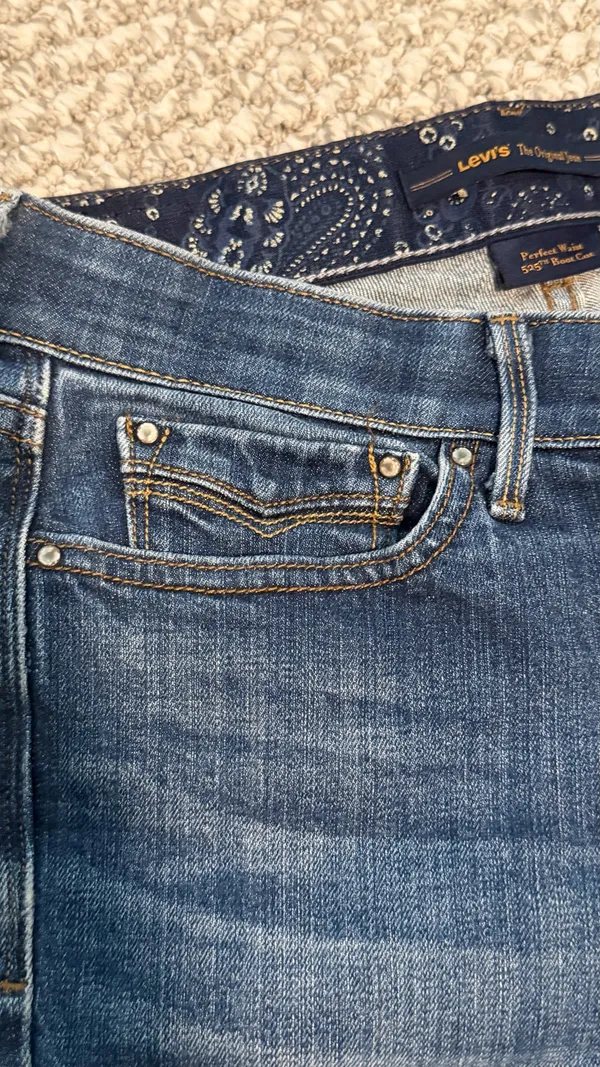 Classic Levi’s “Perfect Waist” Dark Blue 525 Bootcut Jeans size 2, 99% cotton - Image 4
