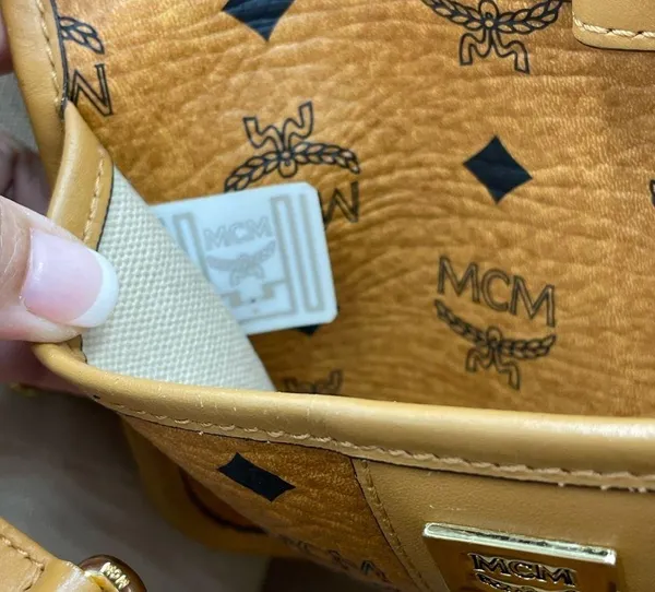 MCM VISETOS SHOPPER COGNAC MEDIUM - Image 12