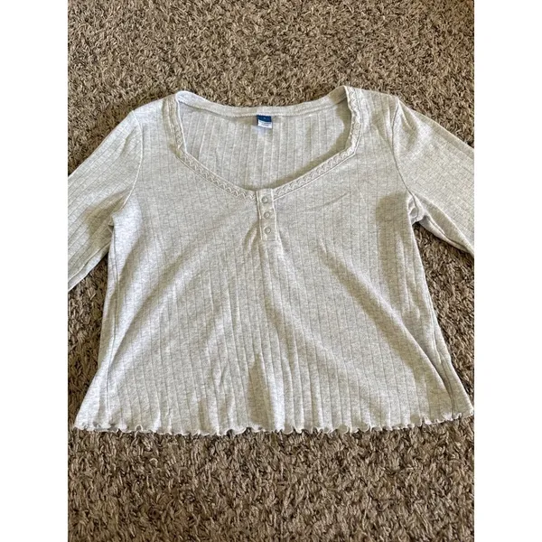 Old Navy‎ Women's Gray Cropped Long Sleeve Tee Size Medium - Image 2
