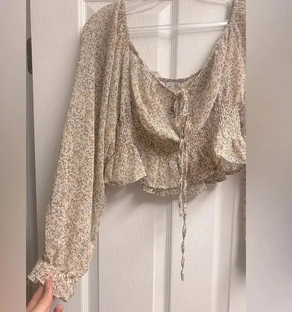 Petal and Pup Neutral Beige Floral Smocked Y2K Boho Crop Top Size Medium - Image 3