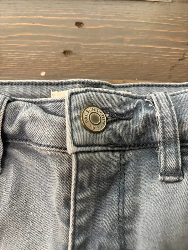 PacSun Bullhead Women’s Distressed Denim Shorts Size 26 Light Wash Cuffed - Image 3