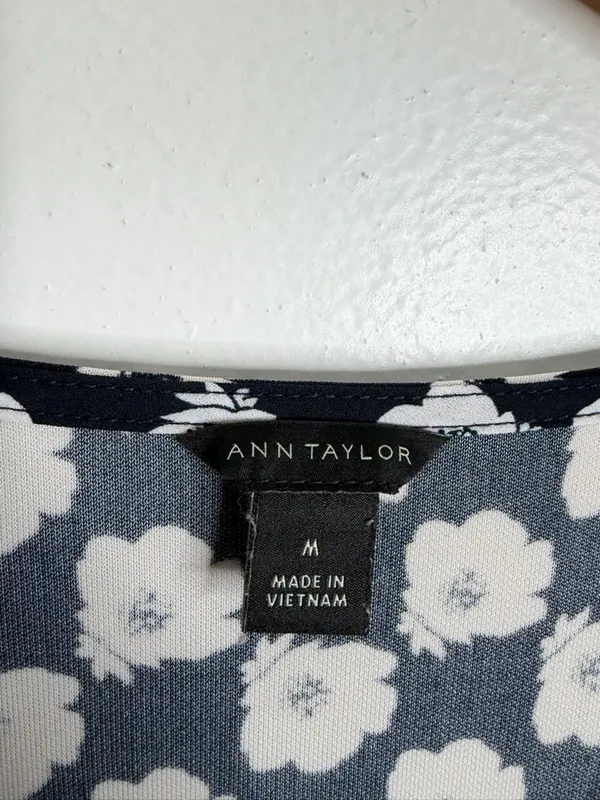 Ann Taylor Black White Floral Blouse V Neck‎ Long Sleeve Classic Workwear Medium - Image 4