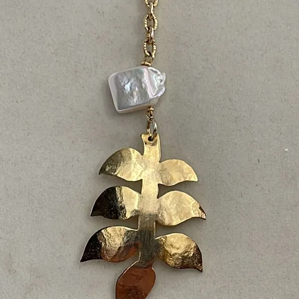 Vintage ZAG freshwater pearl etched leaf Y drop necklace. - Image 4